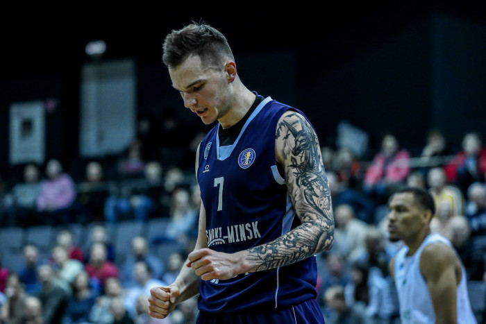 Вселенная Marvel и DC, "Барселона" и все, что касается НБА, — Максим Салаш о своем телефоне