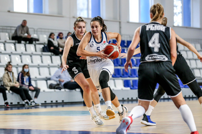 Женская команда “Цмокi-Мiнск” побеждает “Рысей”