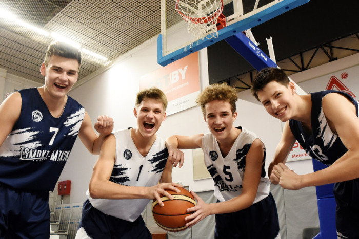 Зажигает молодежь