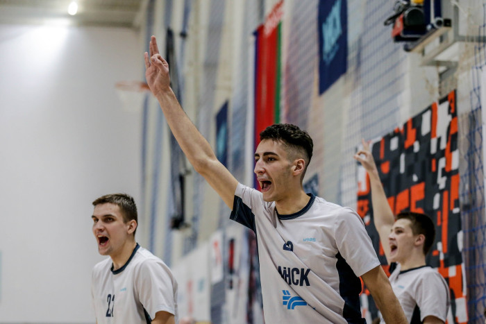 “МИНСК” (резерв) разгромно побеждает “Универ”