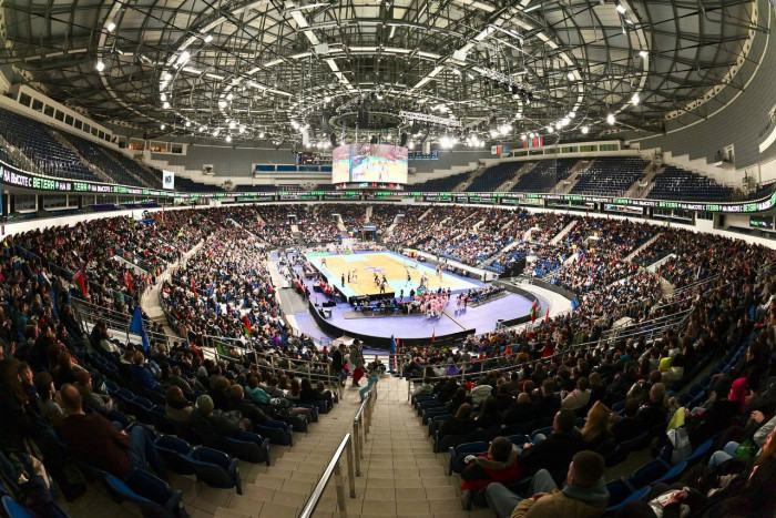 9727 зрителей на домашнем матче!