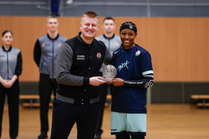 Киане Джонсон вручена награда Белорусской федерации баскетбола