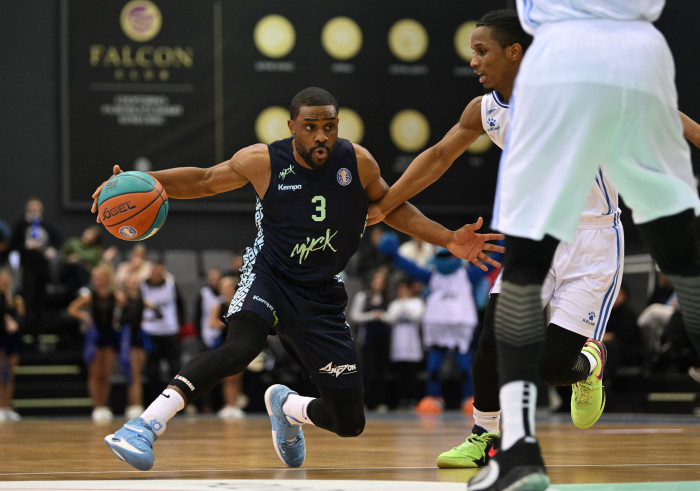 Уступаем гостям из Санкт-Петербурга