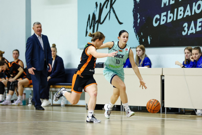 Женская молодежная команда побеждает соперника на домашней площадке!