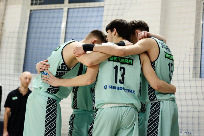 В напряженной борьбе уступаем